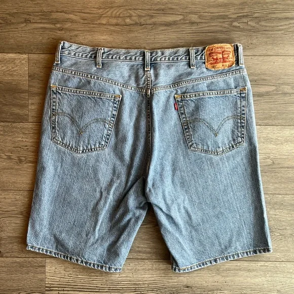 Vintage Levi’s Men’s 505 Regular Fit Denim Shorts 10” Inseam Light Wash Size W42